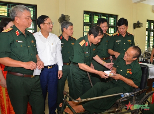 Thượng tướng Nguyễn Tân Cương thăm, tặng quà Trung tâm Điều dưỡng thương binh Duy Tiên
